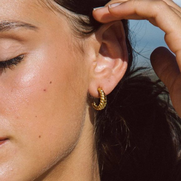 Popular 18K Gold WATERPROOF CROISSANT HOOP EARRINGS lovely gold huggie earrings - Picture 11 of 11